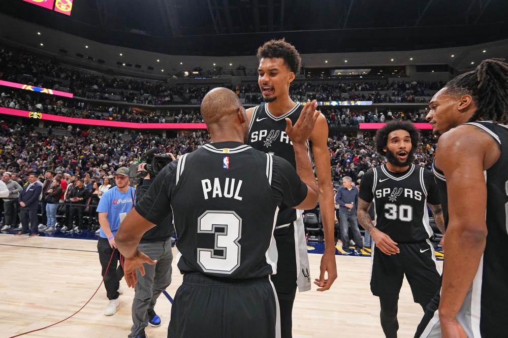 聚光灯后都 聚光灯后都